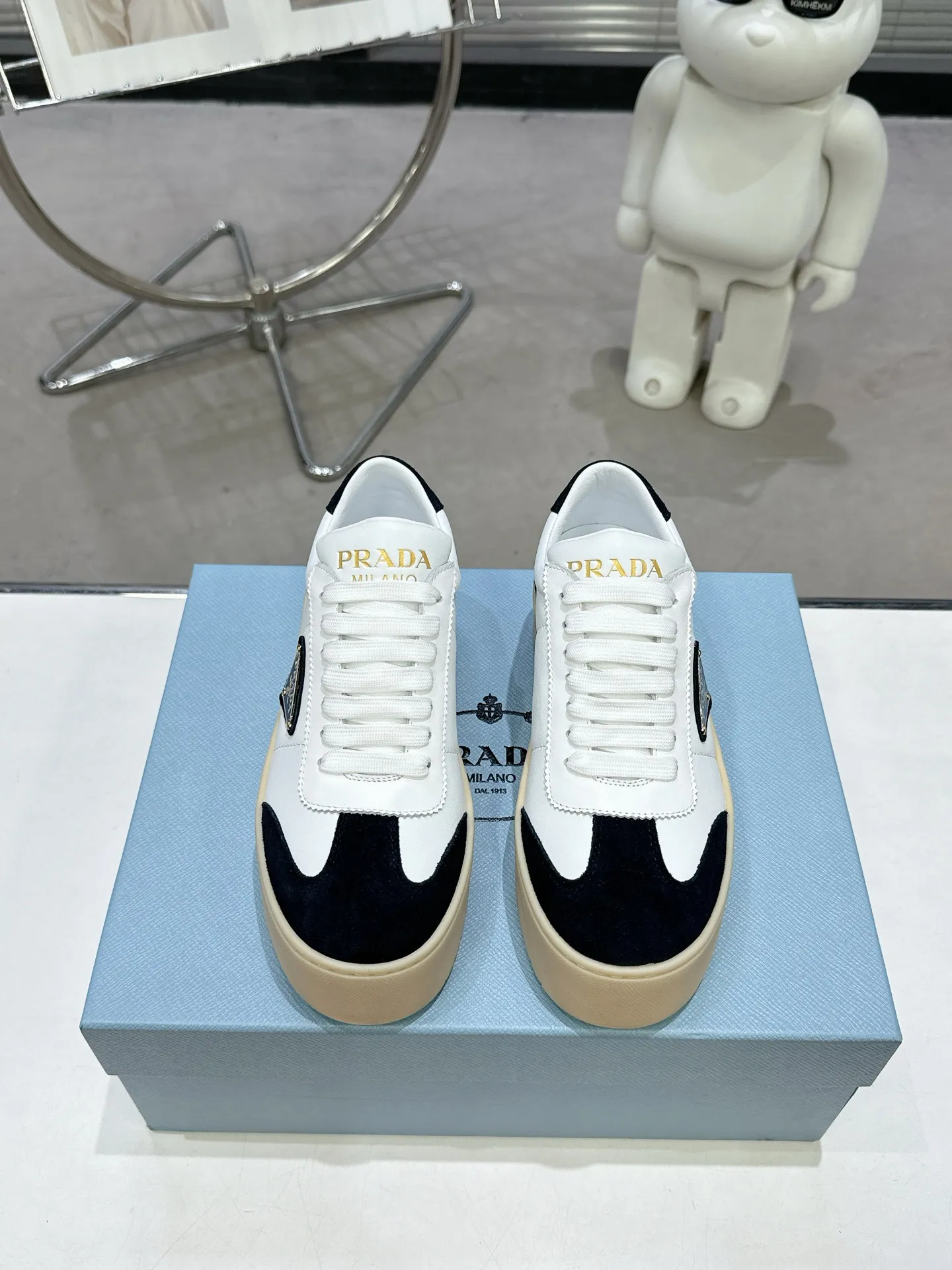 👟👟Ex-factory price 600👟👟 Prada Latest Downtown Bold series Thick-soled Platform Shoes Triangle Logo Casual Sports Shoes White Shoes Original purchase, development and production Downtown Bold sneakers are inspired by the basketball shoes of the 1980s, with sporty design and exquisite details. Crafted from perforated leather, the statement platform sole provides a unique, modern style. The Prada logo is interpreted from different angles, decorated with the iconic enameled triangular metal logo, highlighting the unique classic style. Exquisite packaging at the delivery counter🛍📦 ▪️Fabric: Original custom imported first-layer cowhide ▪️Inner lining: Original imported sheepskin ▪️Outsole: Original open-molded ultra-light foam material ▪️Sole thickness: 4.5CM ▪️Size: Women's 35-40